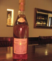 三人の女性の手からもたらされる優雅な時間