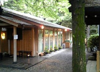 愛宕神社の左手のお店(^_^;)