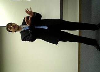 身振り手振り、熱弁中のラムズデン氏