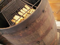 チーズの樽薫製を見せていただきました