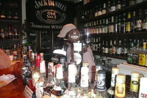 LIVE at “bar moonshine”