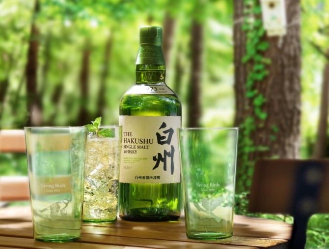 白州の森を舞う野鳥のグラスで、爽快な白州ハイボールを。 - sakedori