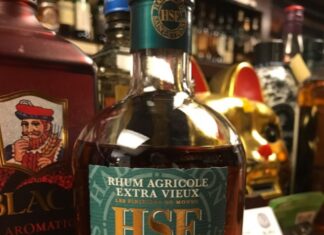 キルホーマン樽でフィニッシュされた、スモーキーなラム